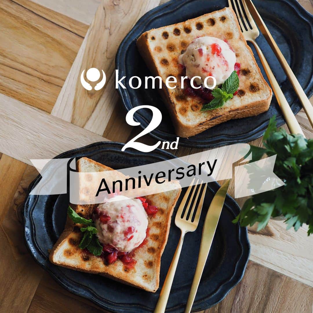 Komerco-コメルコ-さんのインスタグラム写真 - (Komerco-コメルコ-Instagram)「＼Komerco㊗️2周年／⁣ 本日6月26日、Komercoは2周年を迎えました。⁣ Komercoで素敵な商品をご出品くださるクリエイターのみなさん。そして、Komercoでのお買いものや料理を楽しんでくださるみなさんの支えによって、無事に2周年を迎えることができました。スタッフ一同、感謝の気持ちでいっぱいです。ありがとうございます！ .⁣ さて、本日公開の #コメルコバナシ では、Komeroから日頃の感謝の気持ちを込めて、「ストロベリーアイストースト」のレシピをKomercoのアイテムと共にご紹介しています。いつものトーストをちょっぴりお洒落に！今週末のブランチにぜひ楽しんでみてはいかがでしょうか。⁣ .⁣ Komercoはこれからも「料理のつくり手とモノのつくり手が集う」楽しい場所になるよう、さまざまな商品、情報をお届けします。⁣ 3年目を迎えるKomercoも、どうぞよろしくおねがいします。⁣ ⁣ みなさんの毎日の料理がもっと楽しいものになりますように。⁣ .⁣ -------------------------------⁣⁣ ▷ #コメルコバナシ は、KomercoアプリとWebサイトのホーム画面でご紹介している読みもの。クリエイターや作品の魅力を紹介し、モノからはじまる料理の楽しさと可能性を提案しています。⁣⁣ .⁣⁣ ▷Web版はプロフィールリンクから📲⁣⁣ @komerco_official⁣⁣ .⁣⁣ ▷iOS版アプリのダウンロードはAppStoreにて「Komerco」または「コメルコ」と検索🔎⁣⁣ -------------------------------⁣⁣ .⁣⁣ #komerco #コメルコ #cookpad #クックパッド #komercoごはん #料理をもっと楽しく #おうちごはんを楽しもう #おうちごはん #おうちごはんlover #instafood #foodpic #cookinglove #コメルコバナシ #anniversary #birthday #happybirthday #ブランチ #朝ごはん #breakfast #toast #アイストースト #自家製アイスクリーム #手作りアイスクリーム #icecream #おうちカフェ #手作りスイーツ #Komercoレシピ」6月26日 7時30分 - komerco_official