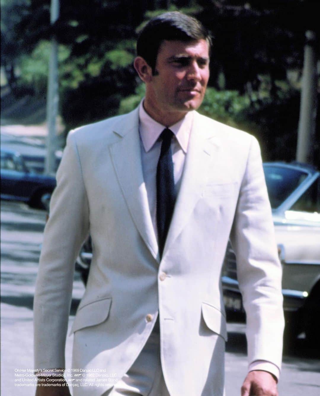 オールバーブラウンさんのインスタグラム写真 - (オールバーブラウンInstagram)「There are suits, and then there's this suit, inspired by the cream style @007 modelled in On Her Majesty's Secret Service (1969). Featuring a refined linen & cotton blend blazer and matching flat-fronted tailored trousers, this winning combo could be the back-to-the-office outfit you've been seeking. Tap to shop. #007  #JamesBond #OrlebarBrown #OBsAroundTheWorld」6月26日 2時04分 - orlebarbrown