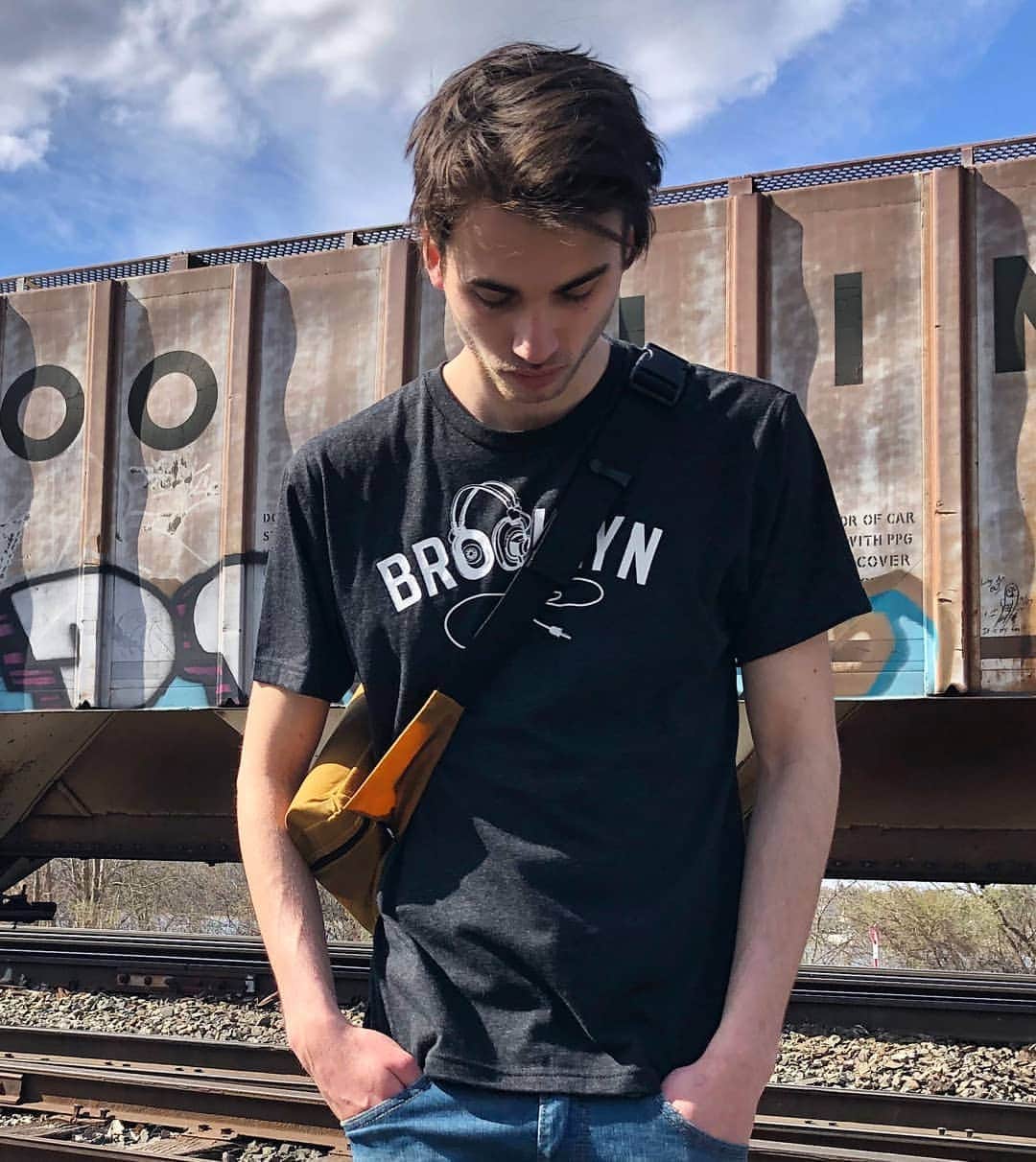 ブルックリンインダストリーズのインスタグラム：「Ready to rumble with the BK Phones graphic and Zeki waistpack.  #brooklynindustries #liveworkcreate」
