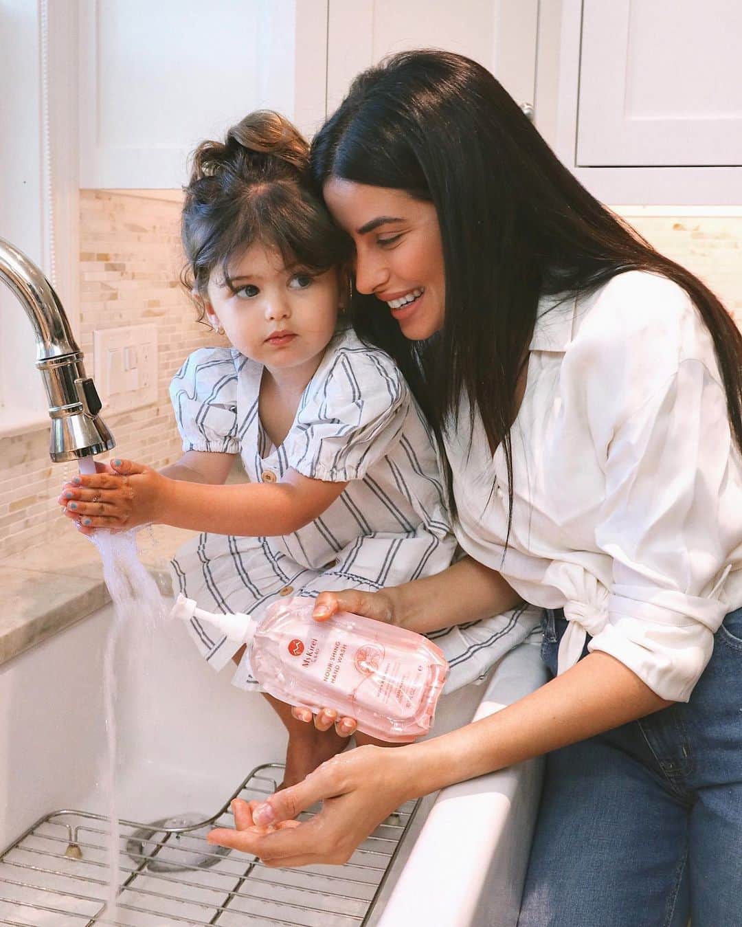 Sazan Hendrixさんのインスタグラム写真 - (Sazan HendrixInstagram)「Now that my babygirl is potty trained, I gotta make sure she remembers to wash her little hands after! 😅 I recently discovered @MyKirei & LOVE all their sustainable / recycled packaging that are also safe for the entire family 💕 Their hand wash is ultra-gentle & it fully cleanses without stripping natural oils thanks to Japanese ingredients like vitamin C-rich Yuzu extract and soothing Rice Water, which help brighten & smooth. My favorite part is that it is gentle enough to use on Teeny's hands, so she loves to wash her hands with me! We’re doing a giveaway so head over to the @MyKirei page if you want to try the collection, which also includes a shampoo and conditioner. All products are available on @amazon! Discount code in my stories ☺️ #MyKirei #itsmykirei #MyKireiMoments #ad」6月26日 2時13分 - sazan
