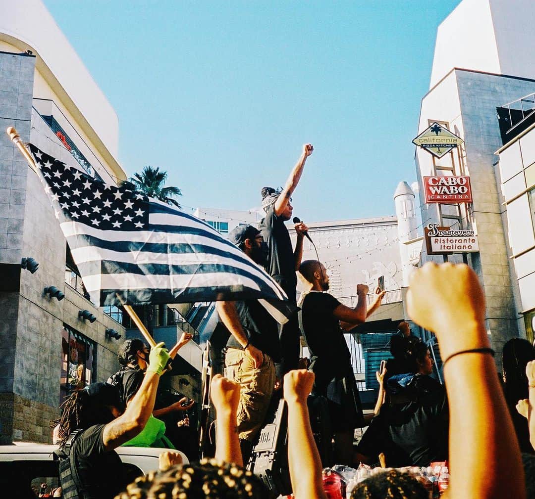 コール・スプラウスのインスタグラム：「#blacklivesmatter #defundthepolice」
