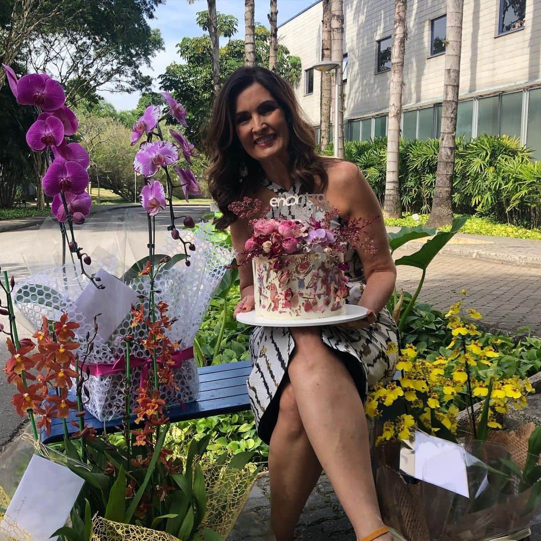 ファチマ・ベルナルデスのインスタグラム：「Um aniversário diferente do #encontrocomfatima. Sem festa, sem abraços, mas ainda assim com muito afeto. Olhando pra trás, sinto muito orgulho do que a equipe, os parceiros e o público ajudaram a construir. O #encontro é de todos e para todos. Quanto mais diverso, melhor. #8anosencontrocomfatima」