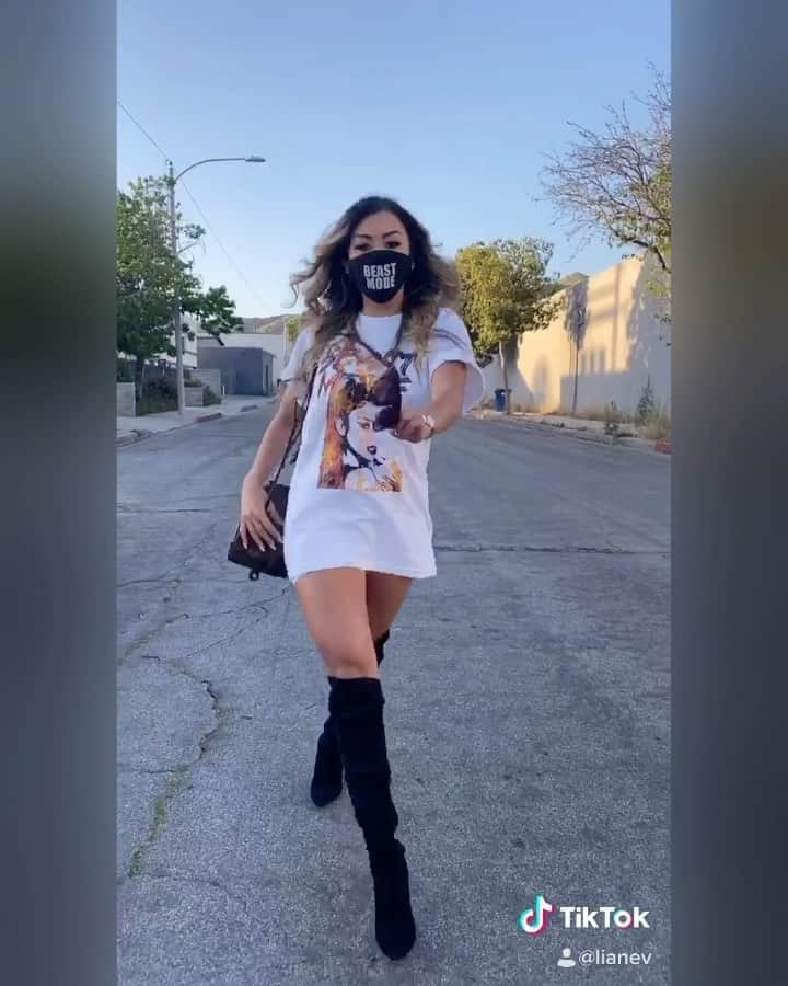 リアン Vのインスタグラム：「2 more days till my next merch drop! 🔥 @shoplianev #BEASTMODE」