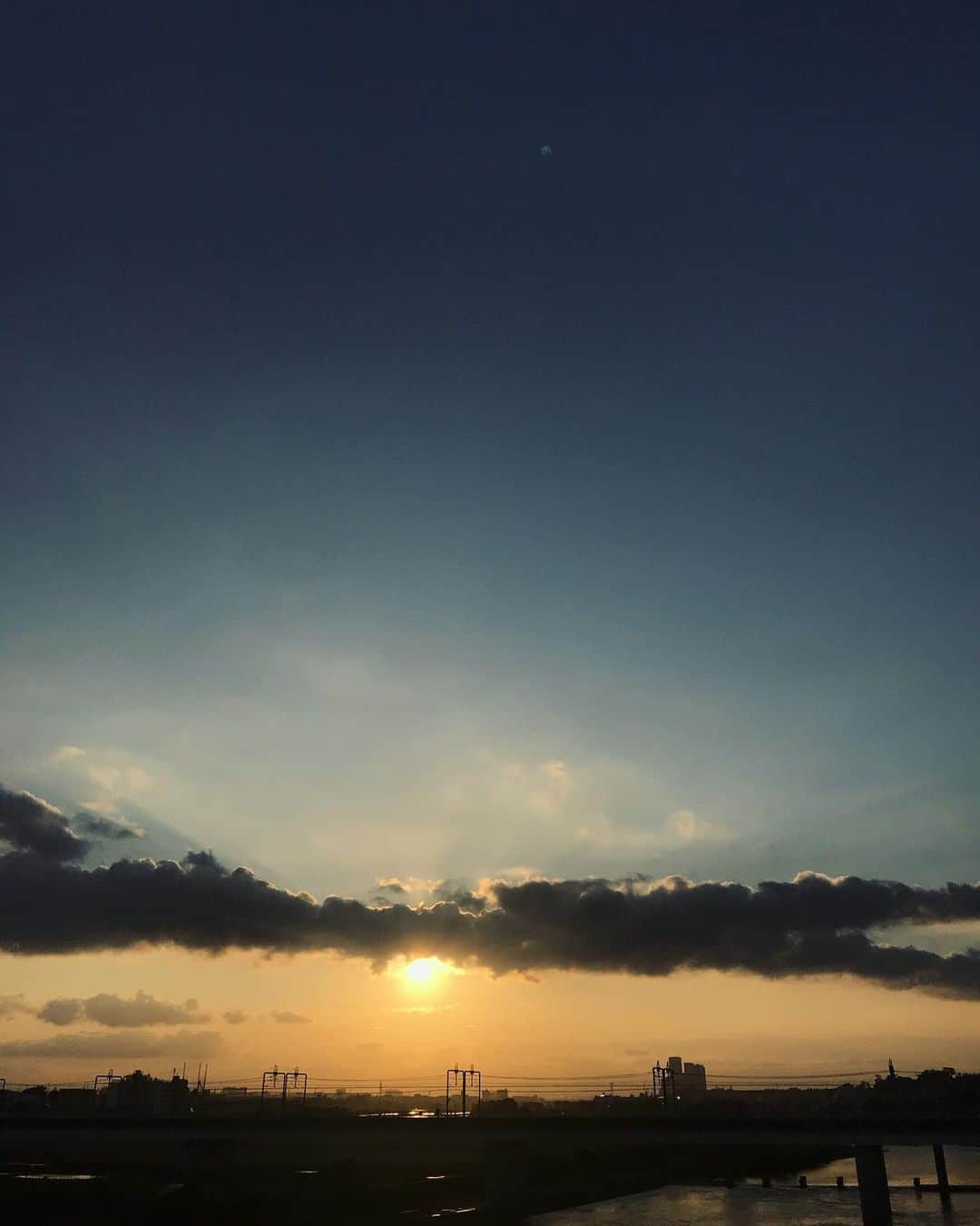 坂詰美紗子さんのインスタグラム写真 - (坂詰美紗子Instagram)「美しい夕陽を目指す。 角を曲がり、昨日気になっていた道を行く。 日が延びて空はまだ青いまま。夕陽まで時間がある。そうだ！あの建物まで。 昔から建造物を眺めるのがすき。眺めているだけで夢が広がる。いくつかお気に入りの建造物があり、えー、選びきれないよー。と頼まれてもいないのに悩んでみたりする。夕方の幸せ。 ・ ・ ・ #夕陽 #建造物 #空 #幸せ #ルートは決めない」6月26日 2時26分 - misako_sakazume
