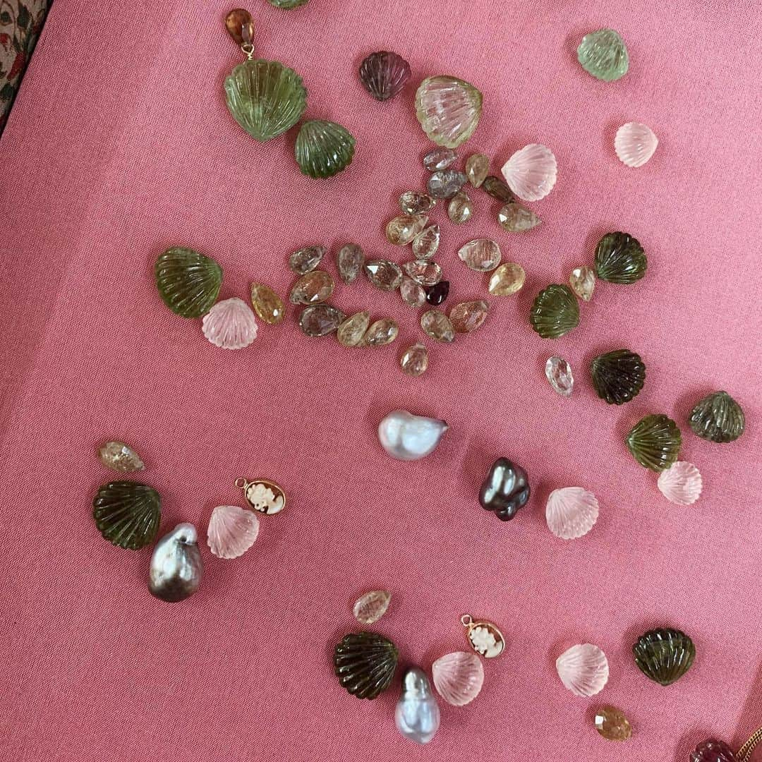 チャンルーさんのインスタグラム写真 - (チャンルーInstagram)「Carved watermelon tourmaline shells, South Sea pearls, Italian cameos from the 1960s and sapphires! Exclusive summer launch coming soon 🍉🍹☀️#chanluustudio」6月26日 2時29分 - chanluu