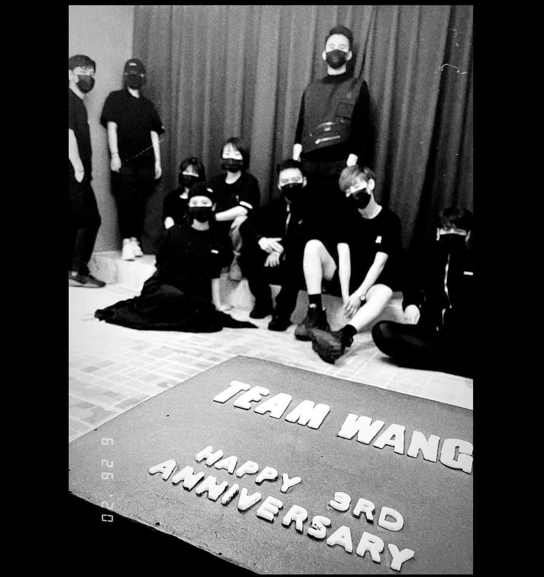 ジャクソンのインスタグラム：「Happy 3rd anniversary. @teamwang @teamwangdesign  It’s been 3 years of sweat and tears. Precious moments. Exploring and building this together. Expanding to divisions like music/fashion/production But everything falls under the vision and message behind TEAM WANG. 【KNOW YOURSELF. MAKE YOUR OWN HISTORY】 . Knowing what I love and what moves and strategy am I planning towards what I love. . Everyone showing love and support means everything to me. It keeps me motivated to challenge my limit again and again. A lot more to come with the team. We will do our best LET’S MAKE HISTORY . 3年了 三周年快乐 3年内有着太多难忘的回忆 不断地探索 挑战 音乐/fashion/制作 部门 但一切都回到TEAM WANG 最开始的精神/理念 【KNOW YOURSELF. MAKE YOUR OWN HISTORY】 . Knowing what I love and what moves and strategy am I planning towards what I love. . 了解自己的所爱，并采取行动 . 这一路上支持的所有人 很感恩有你们 一直都是我的动力 也让我一次一次在挑战自己的极限 还有太多的东西想展示给你们看 LET’S MAKE HISTORY . #TEAMWANG #happy3rdanniversary #letsmakehistory」