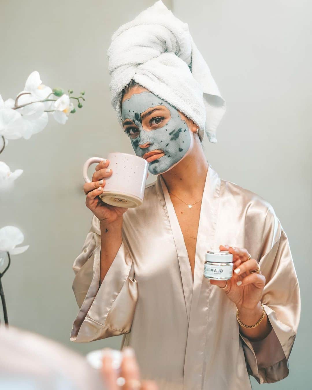 ヴェール・ゲンタのインスタグラム：「What does your morning routine look like? Mine includes a cup of coffee and my fav @glamglow SUPERMUD Mask 💭 ☕️ Use code VALE15 for 15% off at glamglow.com ♥️ #InstantlyClearSkin #Ad」