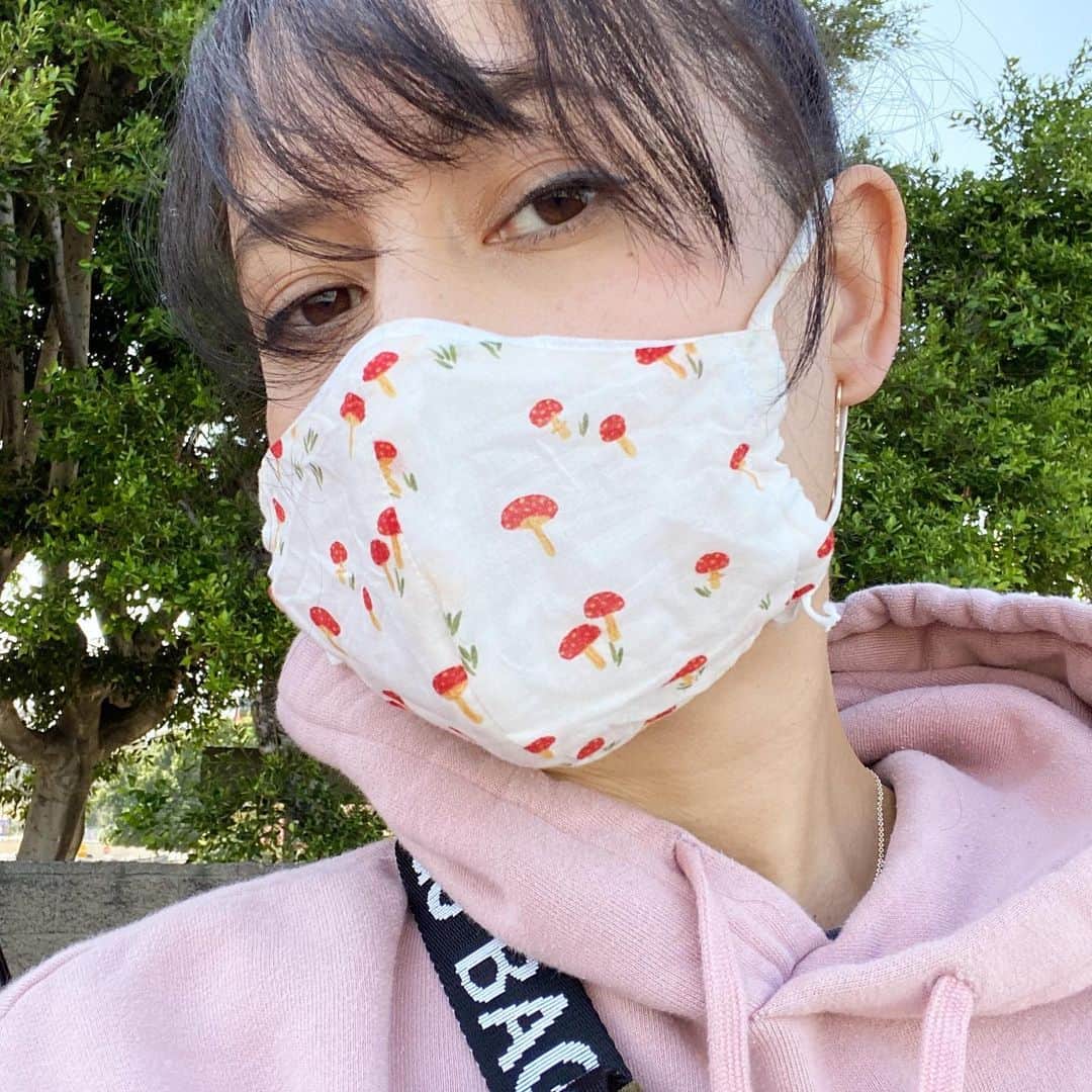 フリーディアのインスタグラム：「Freshly washed mask needs some ironing.  Been working on masks again and just got new fabric to try out. Will be sharing in insta-stories as soon as I ship out the orders received from last week💝 * * 洗ったマスクにはアイロンをかけないとね！またマスク作りに入りました。新しい生地も届いたから、先週の分のマスクを出したらインスタストーリーズにシェアするね！  #masks #maskmaker #facemasks #masksforsale #wearamask #mandatory #covid19 #coronavirus #pandemic #whatatimetobealive」