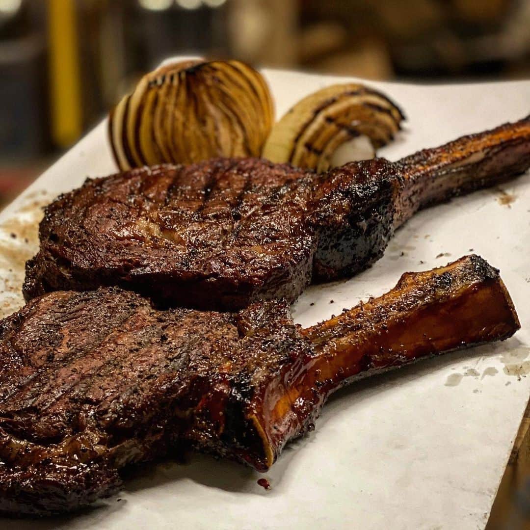 ケリスのインスタグラム：「That good stuff- fire smoked tomahawk from @uswellnessmeats 📷 @piprock」