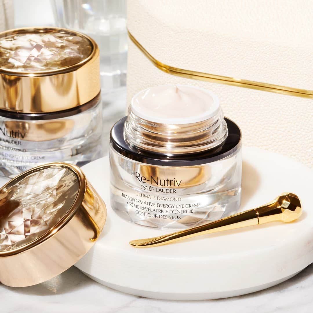 のインスタグラム：「#ReNutriv Ultimate Diamond Transformative Energy Eye Creme, with our exclusive Black Diamond Truffle Extract, re-awakens the eye area. Our eye wand was specially developed with a finely crafted roller to give your eye area a delicate, rejuvenating massage and enhance microcirculation. #ExtraordinaryBeauty⁣⁣ ⁣⁣ HOW TO APPLY: ⁣⁣ ✨ Use the flat end of the massage wand to apply a pearl-sized amount to the eye area, then gently tap in with fingertips. ⁣⁣ ✨ Sweep the rotating tip from the inner corner under the eye to temple—the massage motion helps increase micro-circulation and re-energize the skin's appearance. ⁣⁣」