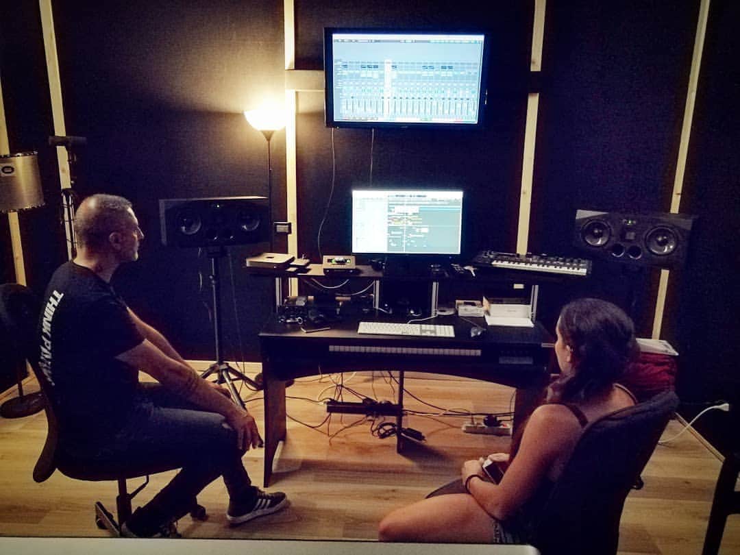 バネッサ・フェラーリのインスタグラム：「New Beat in progress⚠️🎧 🎚️🎵 Stiamo lavorando a un nuovo pezzo per il mio corpo libero, maaa... #NOSPOILER 🤫💓 #newmusic #floor  #vanessaferrari #gymnastics #goodvibes #beat」