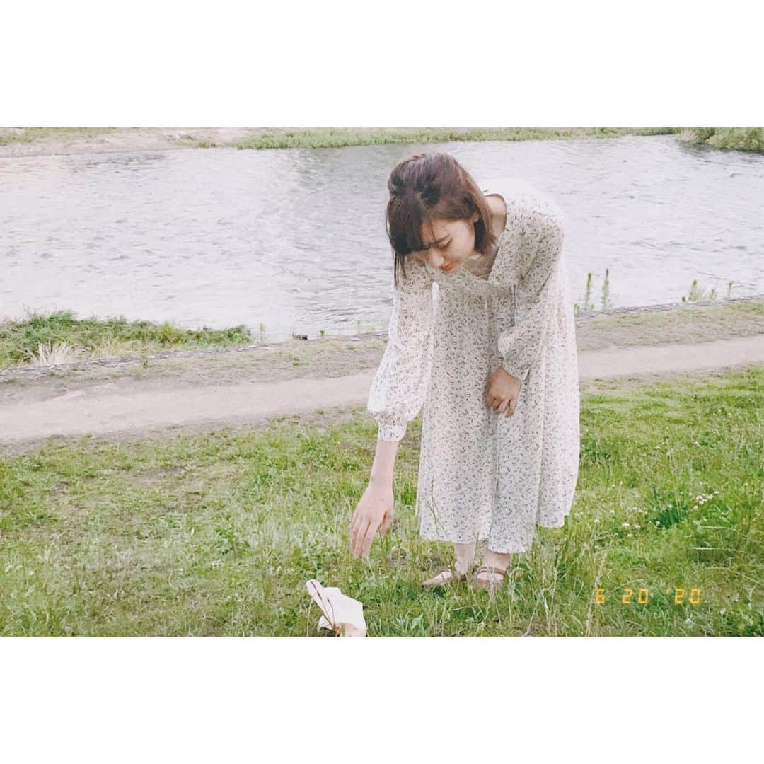 さののインスタグラム：「トンビにさらわれたケバブを拾っている。」
