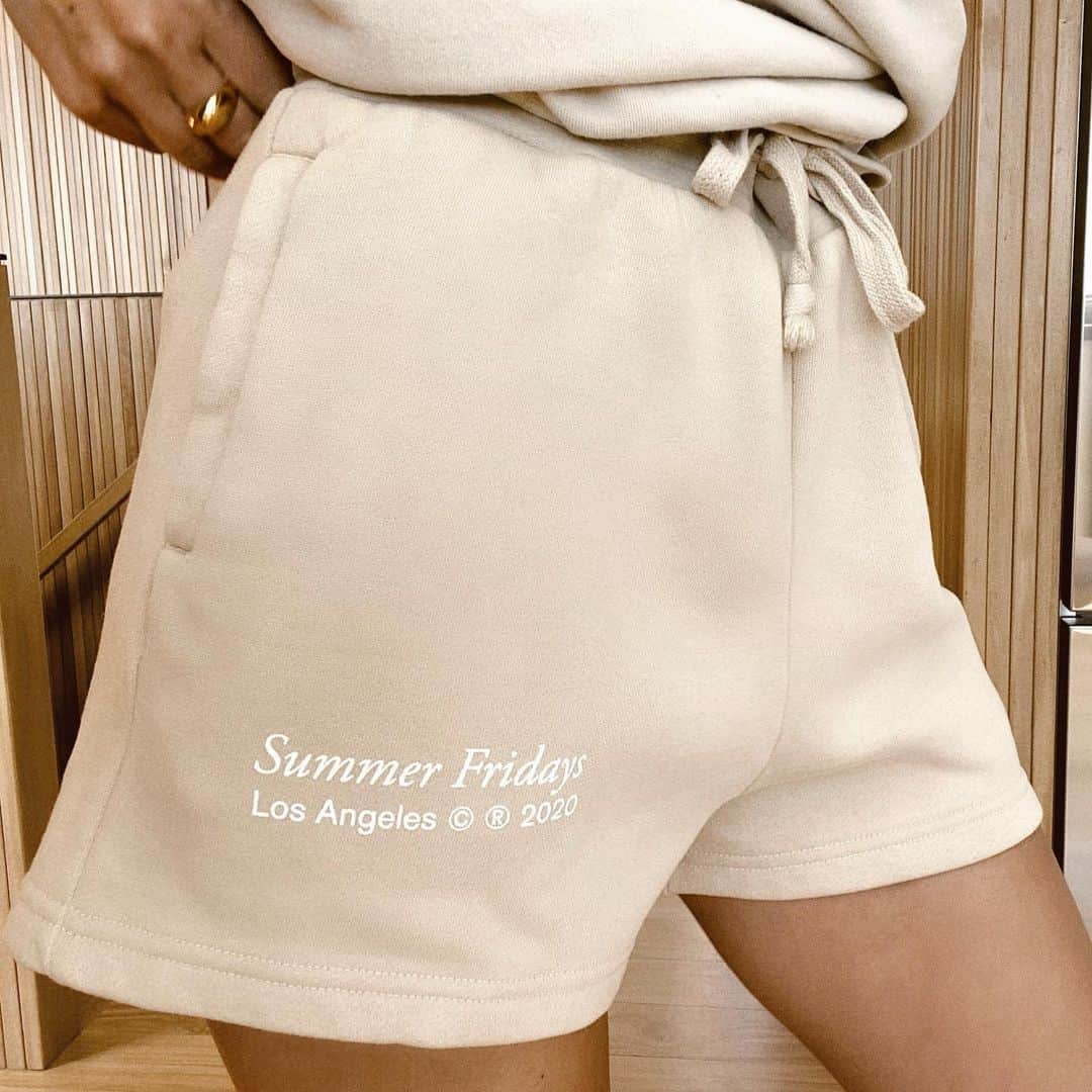 Marianna Hewittのインスタグラム：「🚨 @summerfridays self care club sweat set tomorrow 9am PST • limited quantities so set your alarms! • tan sweatshirt, tan sweat shorts • coral sweatshirt, coral sweat shorts • tan tshirt styles & sizes shown in @summerfridays stories」