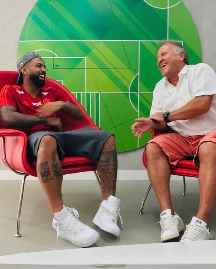 ジーコさんのインスタグラム写真 - (ジーコInstagram)「Gabigol lançando produto novo no mercado. Obrigado pela lembrança e agora, esses pés que ja trabalharam muito e estão um pouco enferrujados,terão um lugar macio pra descansar. Obrigado @gabigol e a @kenner pelo presente, sucesso na campanha e gol neles...............」6月26日 3時06分 - zico