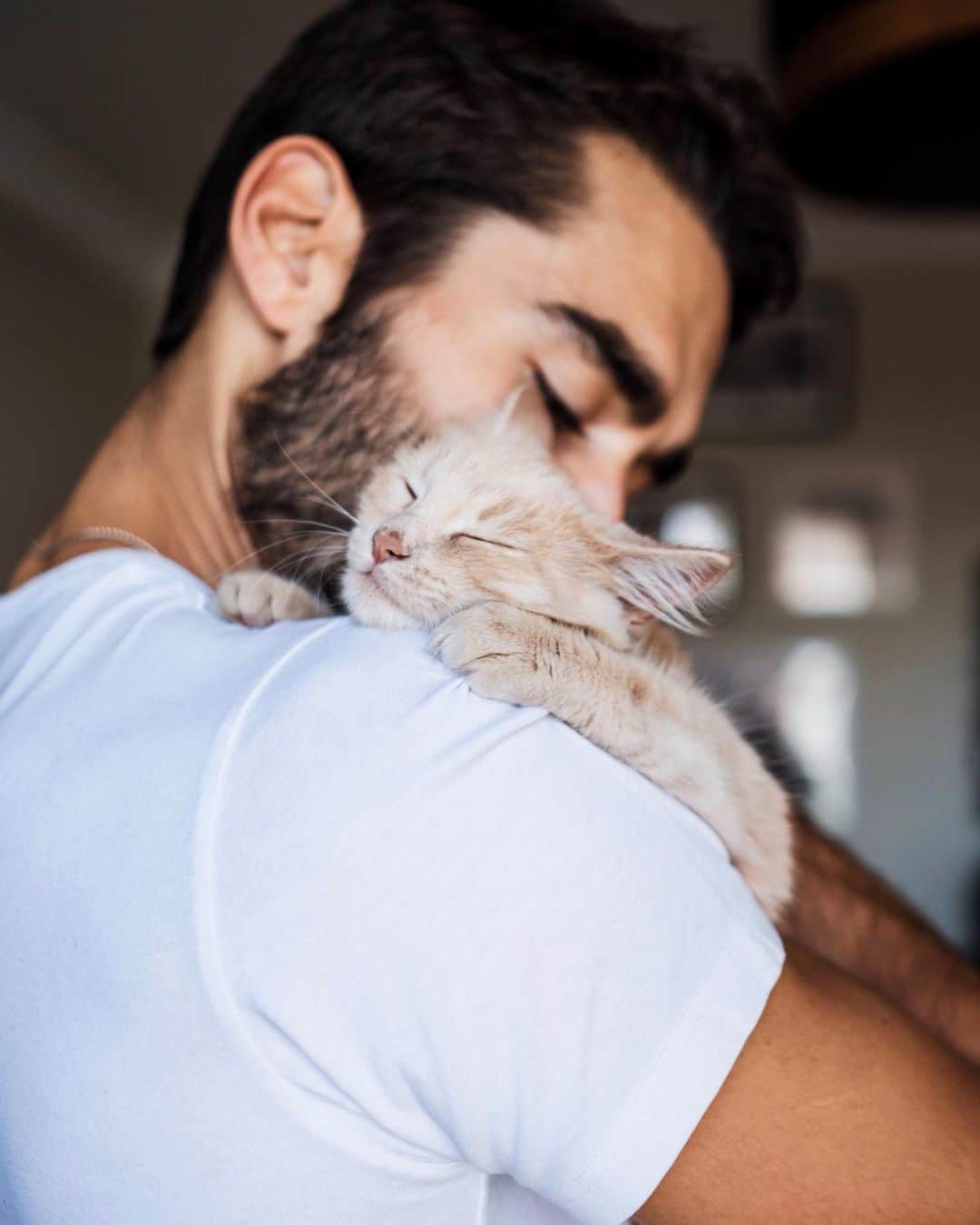 NICOLAS SIMOESのインスタグラム：「When it’s too hot for a hug but she needs it anyway 🤷🏻‍♂️😍」