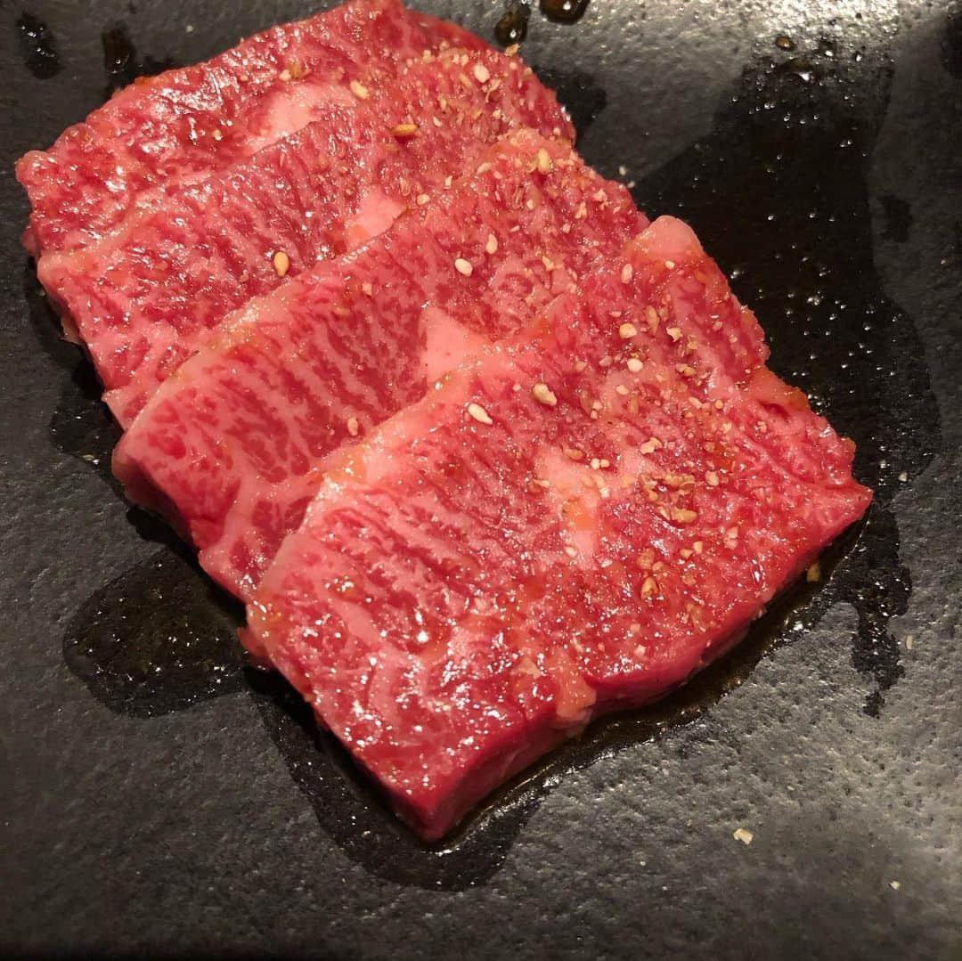 ムッシュピエールさんのインスタグラム写真 - (ムッシュピエールInstagram)「ひっさしぶりの焼肉に、行ってきたざます。半年ぶりかな？ #焼肉　#北新地 #虎龍  #タン #ハラミ  あまりに上等な肉だと お腹を下してしまう残念な人 #大阪 で　#2番目に美味い焼肉屋 とテレビで言ってた。この店行くといつもおんなじテーブル（何故？） #1番　の店も北新地にあるけど、そこは　#予約でいつもいっぱい だから一回しか行ったことないざます。 せっかくなら北新地にお金落としたい。#経済を回そう」6月26日 3時09分 - m.pierr