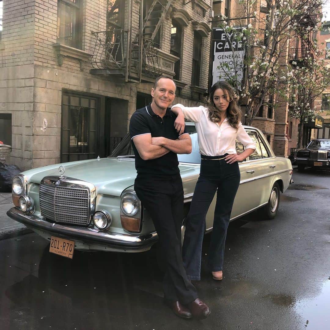 クラーク・グレッグのインスタグラム：「BTS - 70’s style with @chloebennet」