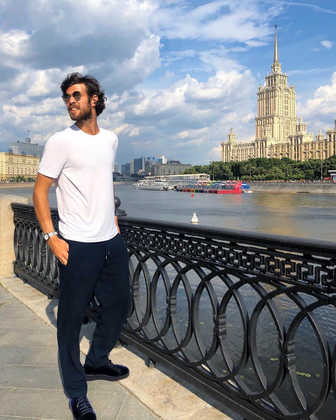 カレン・ハチャノフのインスタグラム：「‪My favorite city☀️😎❤️🙌🏻‬ #Moscow」