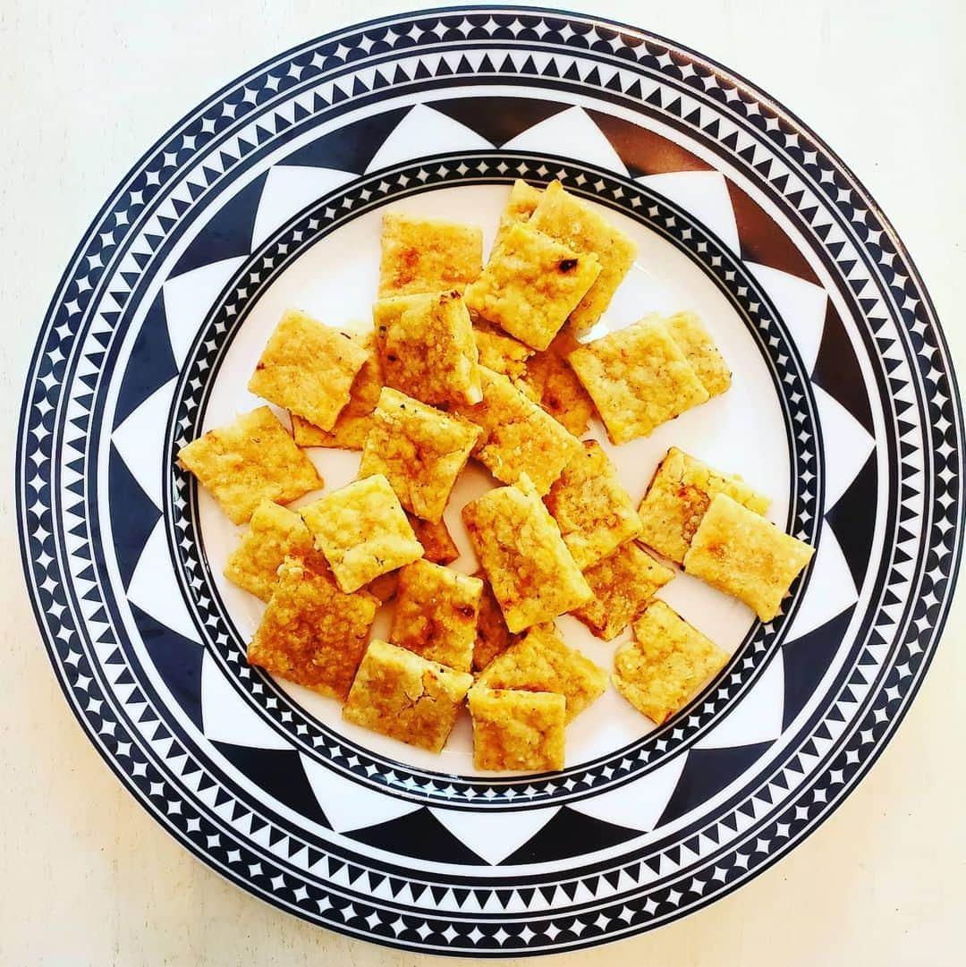 ガソリングラマーさんのインスタグラム写真 - (ガソリングラマーInstagram)「PLANT BASED CHEESE ITS - MY FIRST TRY MINUS 1 ROLLING PIN & MANY INGREDIENT SUBSTITUTIONS - SO THEY TURNED OUT FLAKY BUTTERY FLAVOR BURSTING SHORTBREAD NUGGETS🧀🌶🌿🧈🧄🧅 ORIGINAL RECIPE FROM @eat_figs_not_pigs  @violife_foods #mozzarellashreds #cheddarshreds cheese #vegancheese  @doublebatch.co #almondcheese americana  @mountainroseherbs organic #onionpowder #garlicsalt #smokedchiliflakes #seasoningsalt  #butlers #chickenseasoning ground black pepper @yourvegetarianexpress #pepperseasoning  @miyokoscreamery garlic herb #oatmilkbutter #VEGANBUTTER #butter  @maryjanesfarm ORGANIC vegan white flour #vegan #veganfood #whatveganseat #vegetarian #VEGANGOOD #vegansofig #veganfoodie #veganrecipe #plantbased #plantbasedfood #plantbasedrecipes #plantbasedfoodie #veganrecipe #foodie #cheeseits #crackers @gasolineglamour #gasolineglamour  @caskatatableware Fancy plate 🍽」6月26日 3時28分 - gasolineglamour