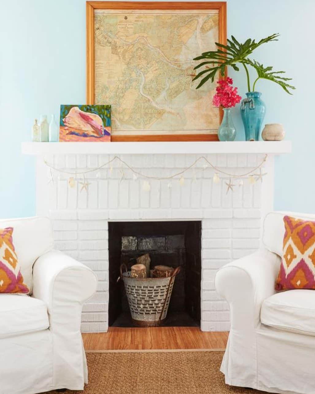 HGTVさんのインスタグラム写真 - (HGTVInstagram)「🚨 Weekend projects alert! 🚨 Could your living room's style use a bit of a boost? 🙋‍♀️ Shelf-styling, bar-building, space-saving and simply stunning, you'll find 40 of our easy living room DIY ideas at the link in our bio. 🔝 ⁠⠀ ⁠⠀ #shelfie #DIY #design #crafts #weekendprojects ⁠⠀」6月26日 3時27分 - hgtv