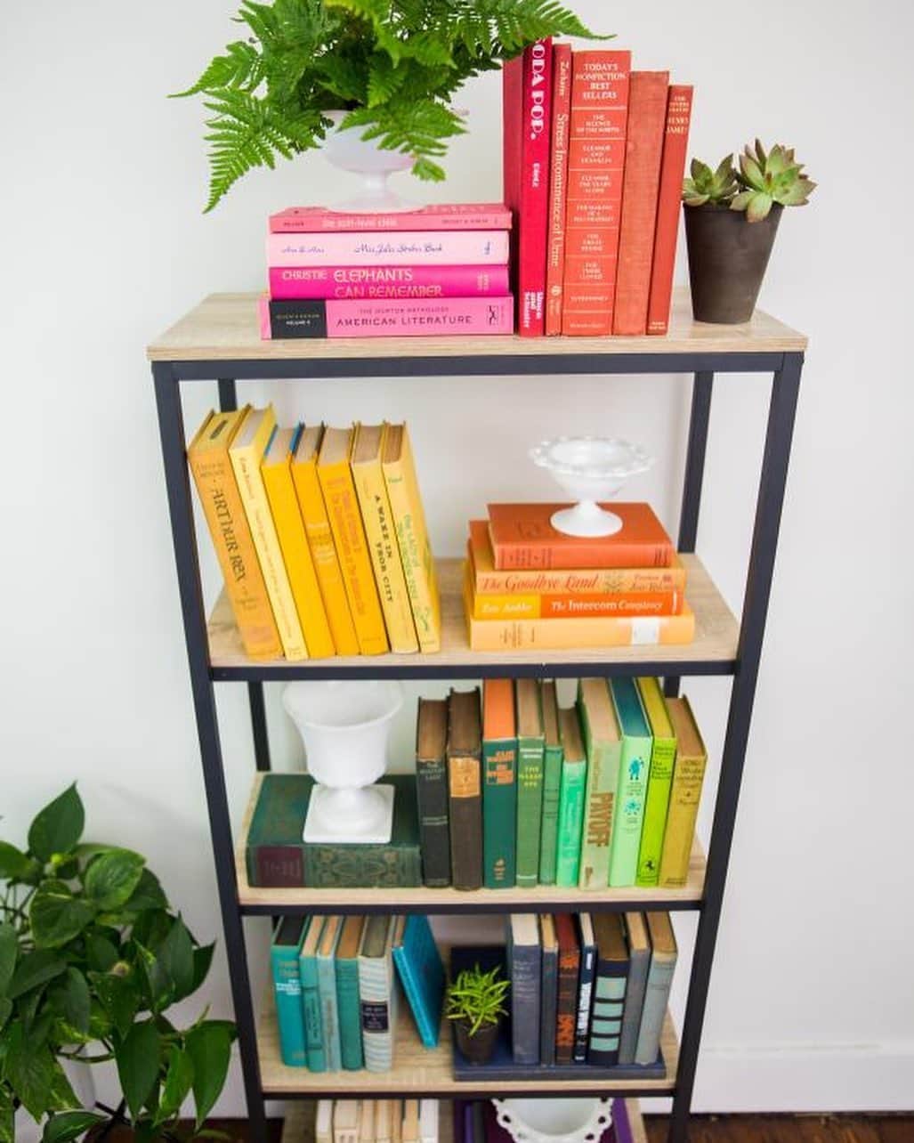 HGTVさんのインスタグラム写真 - (HGTVInstagram)「🚨 Weekend projects alert! 🚨 Could your living room's style use a bit of a boost? 🙋‍♀️ Shelf-styling, bar-building, space-saving and simply stunning, you'll find 40 of our easy living room DIY ideas at the link in our bio. 🔝 ⁠⠀ ⁠⠀ #shelfie #DIY #design #crafts #weekendprojects ⁠⠀」6月26日 3時27分 - hgtv