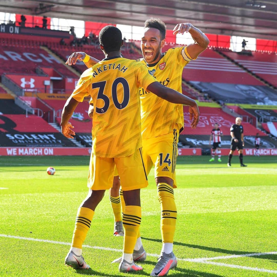 アーセナルFCさんのインスタグラム写真 - (アーセナルFCInstagram)「🟡 @eddienketiah x @aubameyang97 🟡 ⁣ ⁣ #PremierLeague #SOUARS #Arsenal #AFC #WeAreTheArsenal」6月26日 3時27分 - arsenal