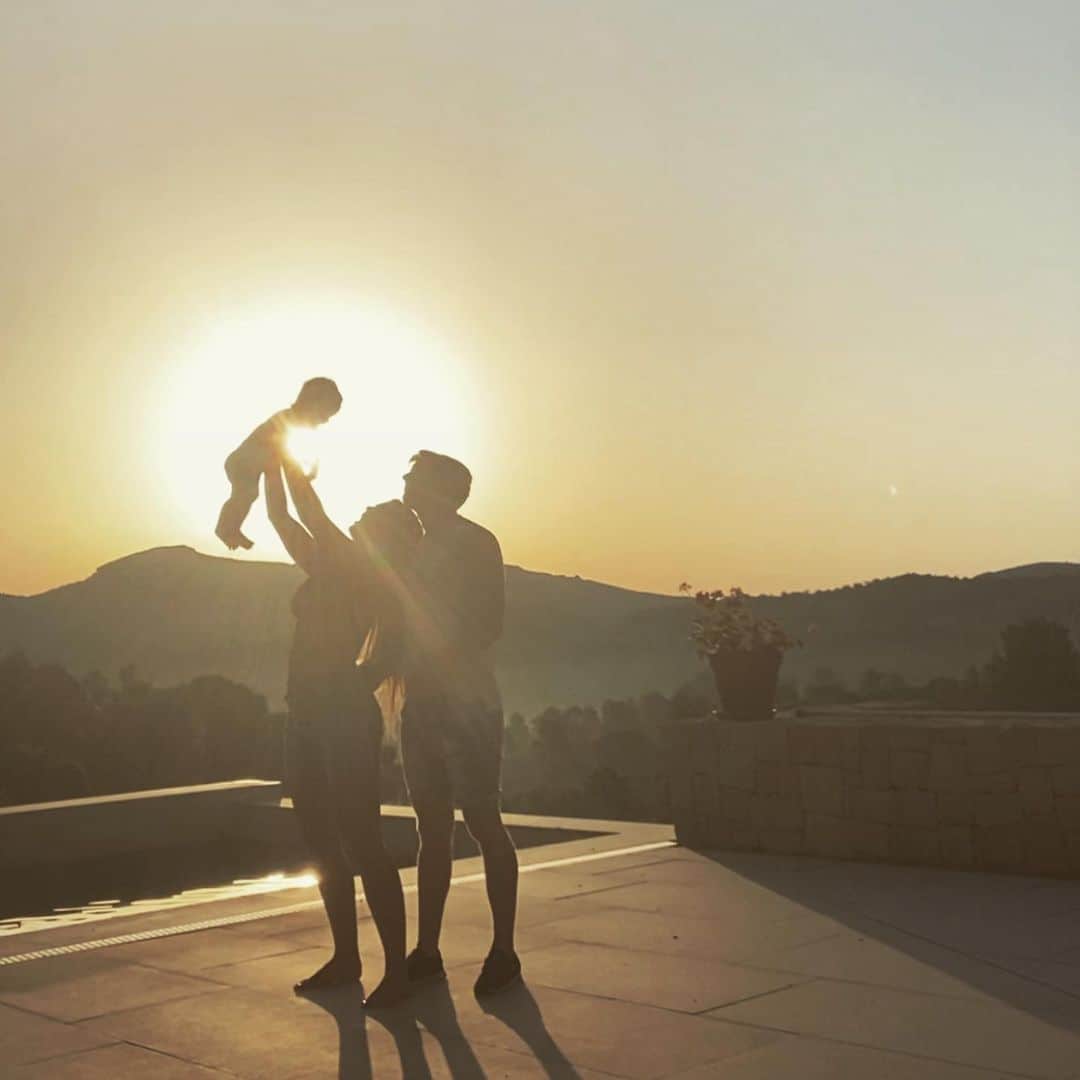 エイミー・ウィラートンのインスタグラム：「You two are just pure sweet heaven to me ✨#sunrise #family」