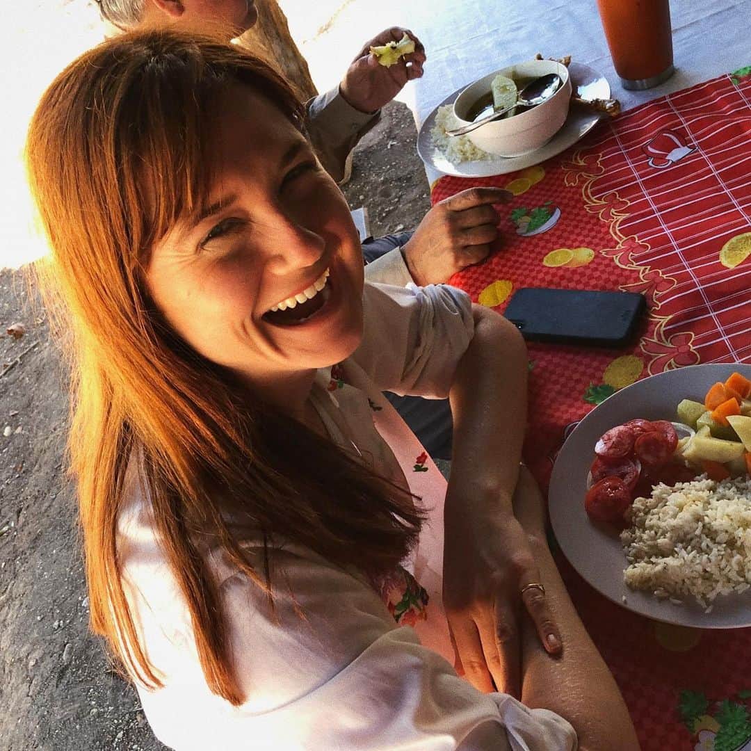 ボニー・ライトのインスタグラム：「this is the joy i felt in guatemala as i learned how the local communities lived in sustainable and thriving coexistence with the rainforest. but today i am heartbroken to hear that the some US senators have introduced legislations to support a mega-tourism development (including the construction of a light rail system through the forest!) that threatens these communities––and the health of the largest remaining rainforest north of the amazon 💔 the development would eliminate communal land management rights that have enabled these communities to achieve near-zero deforestation and build a regenerative forest economy…in a region where deforestation and extreme poverty are at crisis levels. THIS IS NEOCOLONIALISM  @vicenews have done a great video on this, i will share in my stories. a concerned citizen has started petition, please sign (the link is in my bio). @rainforestalliance ’s guatemala team have spend over twenty years in close partnership with these communities and are doing everything they can to stop this, but we need your help 🙏🏼」