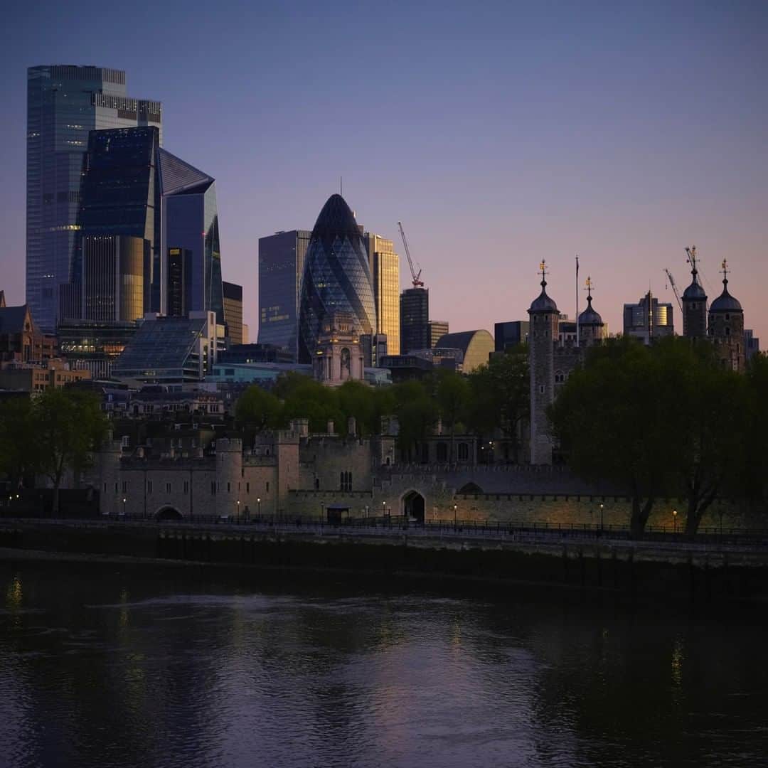 のインスタグラム：「Photo by @simonnorfolkstudio I This is part of a selection of work taken during lockdown in London, a series I'm calling Lost Capital. The area downriver from London Bridge on the River Thames is called the Pool of London, and until about 1800 it was a teeming forest of ship masts discharging cargo adjacent to city streets. The pool was almost silent during the plague epidemic of 1665; shipping was quarantined far down the estuary at Canvey Island. The term quarantena comes from the 15th-century Venetian for "forty days"—the period ships were held offshore, for fear they were carrying the Black Death. Punishment could be harsh. In 1721 two vessels carrying cotton goods from Cyprus, then affected by the plague, were simply ordered to be burned with their cargoes. Despite the roughness of these measures, the viruses were poorly understood. The disinfection procedure was often to open the hatches of ships and expose the cargo to the morning dew. Little wonder the history of London is the history of countless epidemics. For more on this project follow me at @simonnorfolkstudio. #pandemic #england #unitedkingdom  #epidemic #2020」
