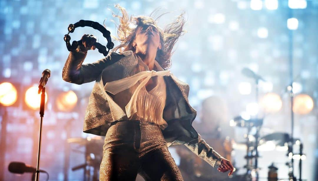 フローレンス・アンド・ザ・マシーンさんのインスタグラム写真 - (フローレンス・アンド・ザ・マシーンInstagram)「Watch Florence + the Machine's 2015 headline Pyramid Stage set as part of the @bbcglasto Experience this weekend. Available now on @bbciplayer.  The set will be live on the Glastonbury Iplayer channel this Saturday June 27th at 18.30 💙 ✨」6月26日 3時38分 - florenceandthemachine