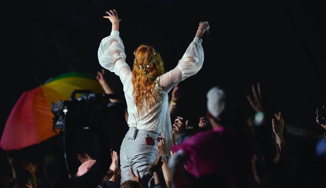 フローレンス・アンド・ザ・マシーンのインスタグラム：「Watch Florence + the Machine's 2015 headline Pyramid Stage set as part of the @bbcglasto Experience this weekend. Available now on @bbciplayer.  The set will be live on the Glastonbury Iplayer channel this Saturday June 27th at 18.30 💙 ✨」