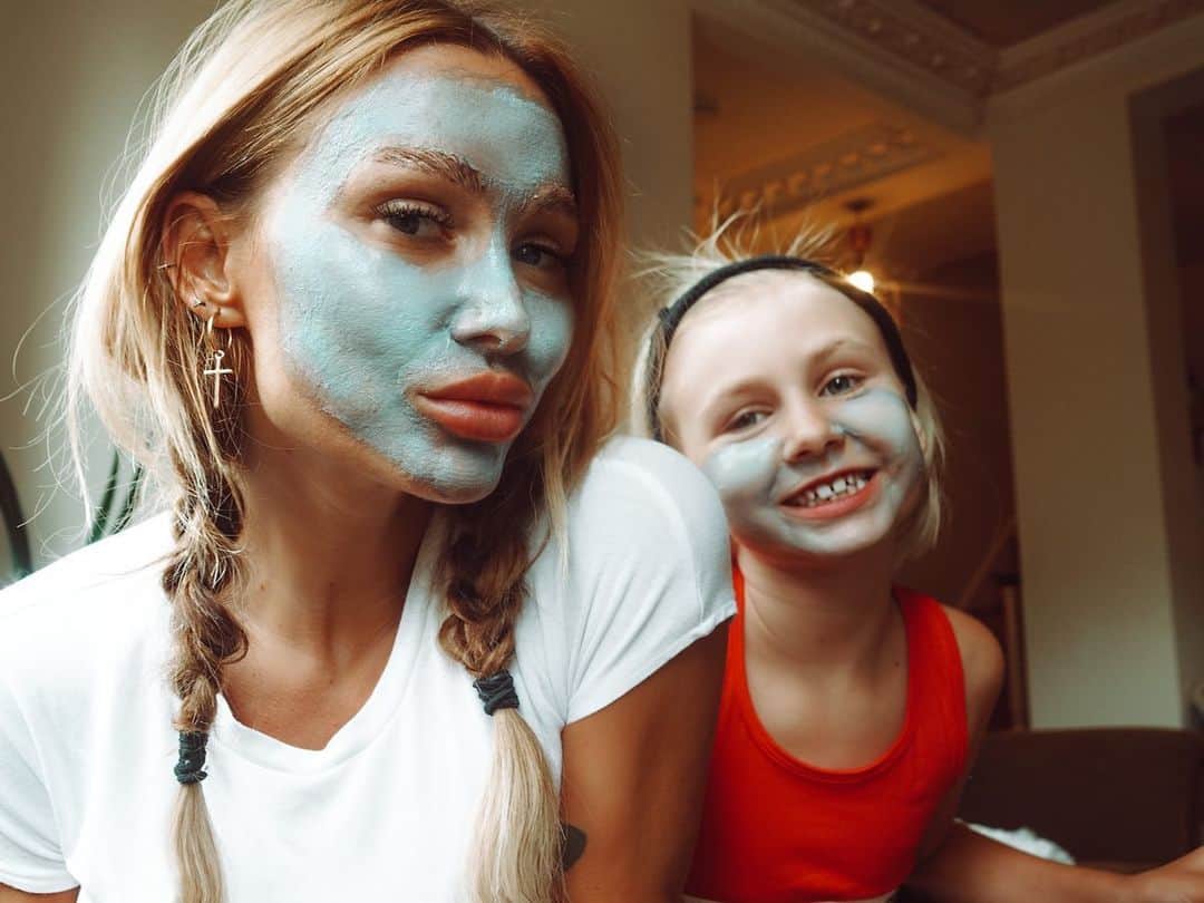 ルー・ティーズデールのインスタグラム：「Pamper night with my baba 🤪🥒 I did a haul and got all my spa bits from @lookfantastic the masks are my fave from #FrankBody and the PIXI eye patches. If you go on site and use my code LOUTLF you will get 15% off 💕 #ad #lookfantastic #teamfantastic *exclusionsapply see my stories for links x」