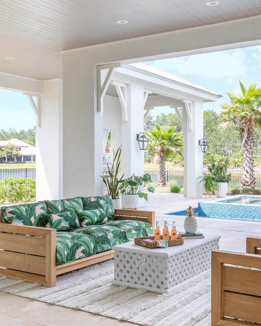 HGTVさんのインスタグラム写真 - (HGTVInstagram)「These outdoor spaces from #HGTVMagazine are 🤩🔥 Which one would you want to hang out in? #regram @sarapeterson_hgtv」6月26日 3時52分 - hgtv