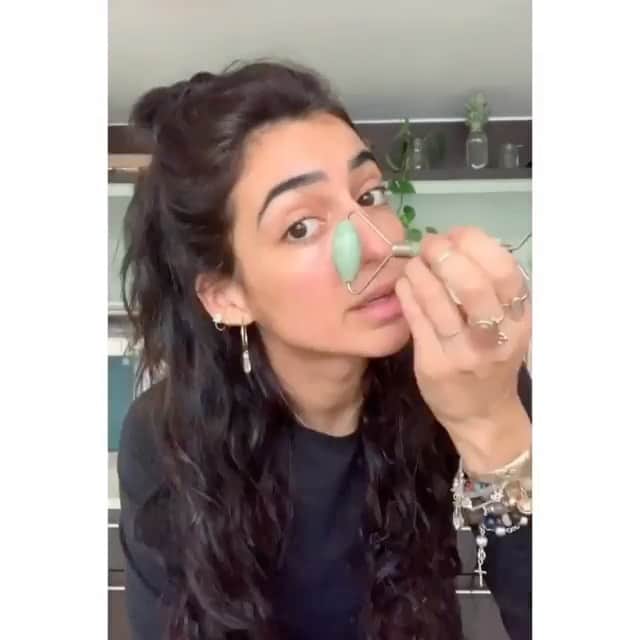 Weledaのインスタグラム：「@Waterthruskin Shares her natural beauty secrets that keep her skin always glowing! ❤️ From Ice Therapy to using our Awakening Oil with her favorite Jade Roller, she has all of the tips! #WeledaSkin」