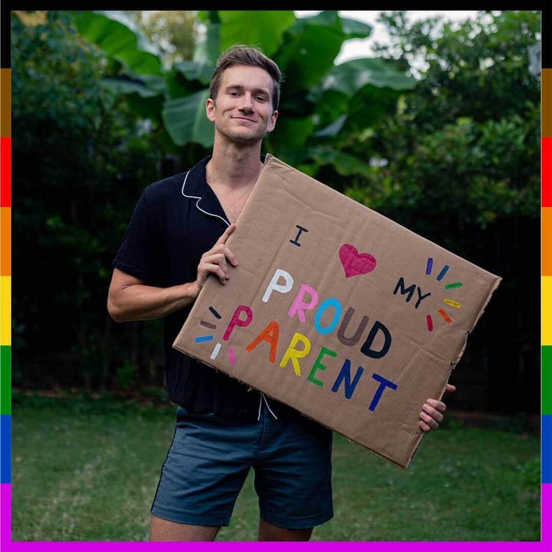 OREOさんのインスタグラム写真 - (OREOInstagram)「@Team2Moms and @ethanhethcote are celebrating having a #ProudParent! Even though they are not physically able to be together for Pride, they are still celebrating by incorporating the words of their moms onto their signs! ✨  Want your own virtual sign? Follow the link in bio to show your support with an AR sign inspired by historic @pflag parents!」6月26日 4時12分 - oreo
