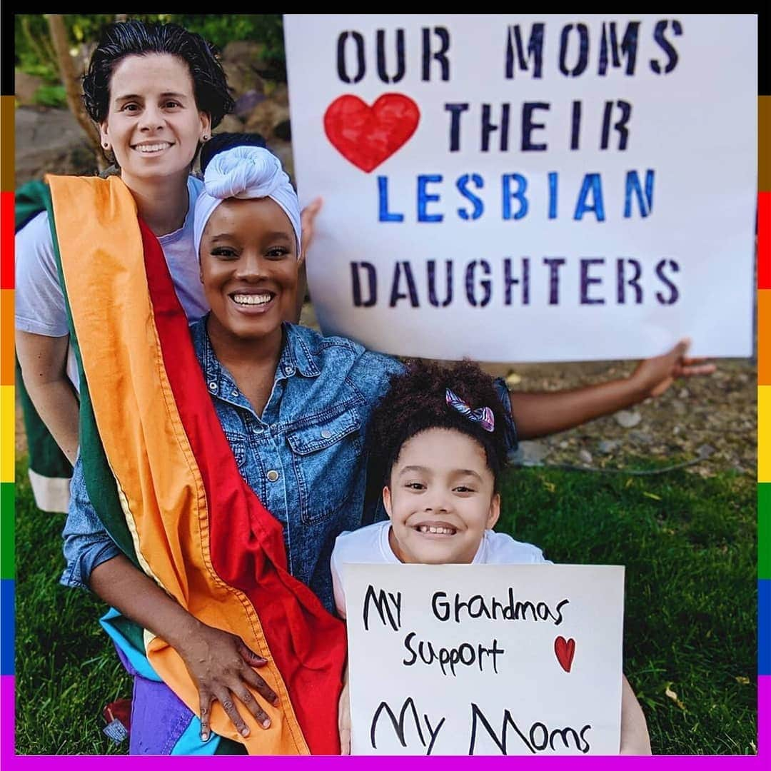 OREOさんのインスタグラム写真 - (OREOInstagram)「@Team2Moms and @ethanhethcote are celebrating having a #ProudParent! Even though they are not physically able to be together for Pride, they are still celebrating by incorporating the words of their moms onto their signs! ✨  Want your own virtual sign? Follow the link in bio to show your support with an AR sign inspired by historic @pflag parents!」6月26日 4時12分 - oreo