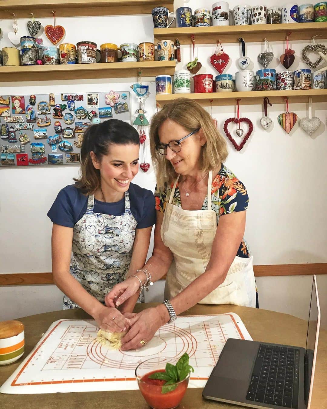 ヴァレンティーナ・マルケイのインスタグラム：「And we are FINALLY ONLINE!  I’ve partnered with @airbnb for their Olympic @airbnbexperiences and I created, with the help of my mom, a very fun, family friendly and “how to be ready to get married” 😂experience, involving Italian food! HOW TO MAKE GNOCCHI with your OWN HANDS! 🙌🏻 We will go through the process while we talk about Olympic experiences, how to set goals, how to be resilient and whatever else you want to know about Italian food! Being passionate about something will be the main topic  of our hour together!🥟🍝😋 Reserve your spot.. all the info in the link in my bio😉 the platform will be ZOOM!  Thanks mom for sharing your secrets and this adventure with me! #itsafamilybusiness ♥️ • • Siamo FINALMENTE ONLINE! (Link sul profilo) Con il supporto di @airbnb abbiamo creato, mamma ed io, una esperienza tutta italiana su ZOOM! Un’ora di lezione, direttamente dalla nostra cucina, su come fare gli gnocchi con le vostre stesse mani e ne approfitteremo anche per parlare di esperienze olimpiche, di perseveranza e di come mettere amore in tutto quello che si fa!♥️ Lezione a prova di famiglia ( adatta per mamme e bambini), ma soprattutto a prova di “è tempo di trovare marito” per le disperate in cucina😛 Grazie ai miei amici per avermi fatto da cavie in questi mesi... e a mamma perché condivide con me questa divertente avventura con @airbnbexperiences !😋🥟🍝 Per riservare il vostro posto, LINK SUL PROFILO!😊」