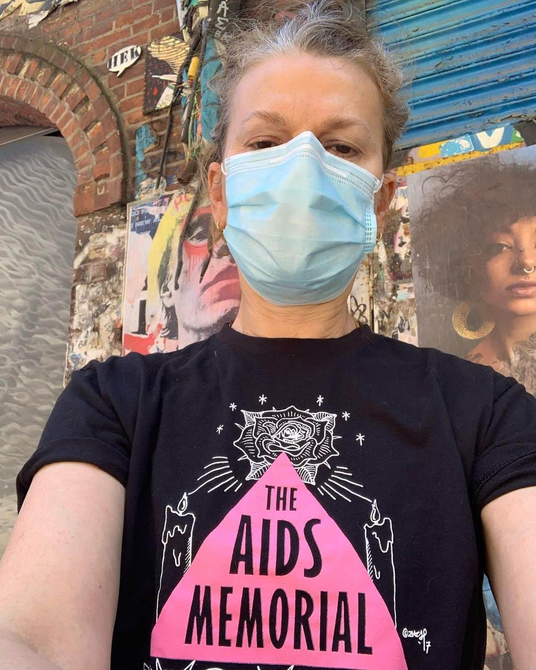 サンドラ・バーンハードさんのインスタグラム写真 - (サンドラ・バーンハードInstagram)「While celebrating #pride🌈 remember the many sacrifices that have been made to bring us to this day @theaidsmemorial curates stories of simple bravery & beauty as struggles continue #blacktranslivesmatter #blacklivesmatter we forge ahead in the midst of a pandemic we recall a time when many put everything on the line as health care workers are doing right now we thank the nurses doctors frontline workers who barely come up for air to saves lives as this continues respect them and those around you #wearamask be generous of spirit in these troubled time & happy pride」6月26日 4時18分 - sandragbernhard