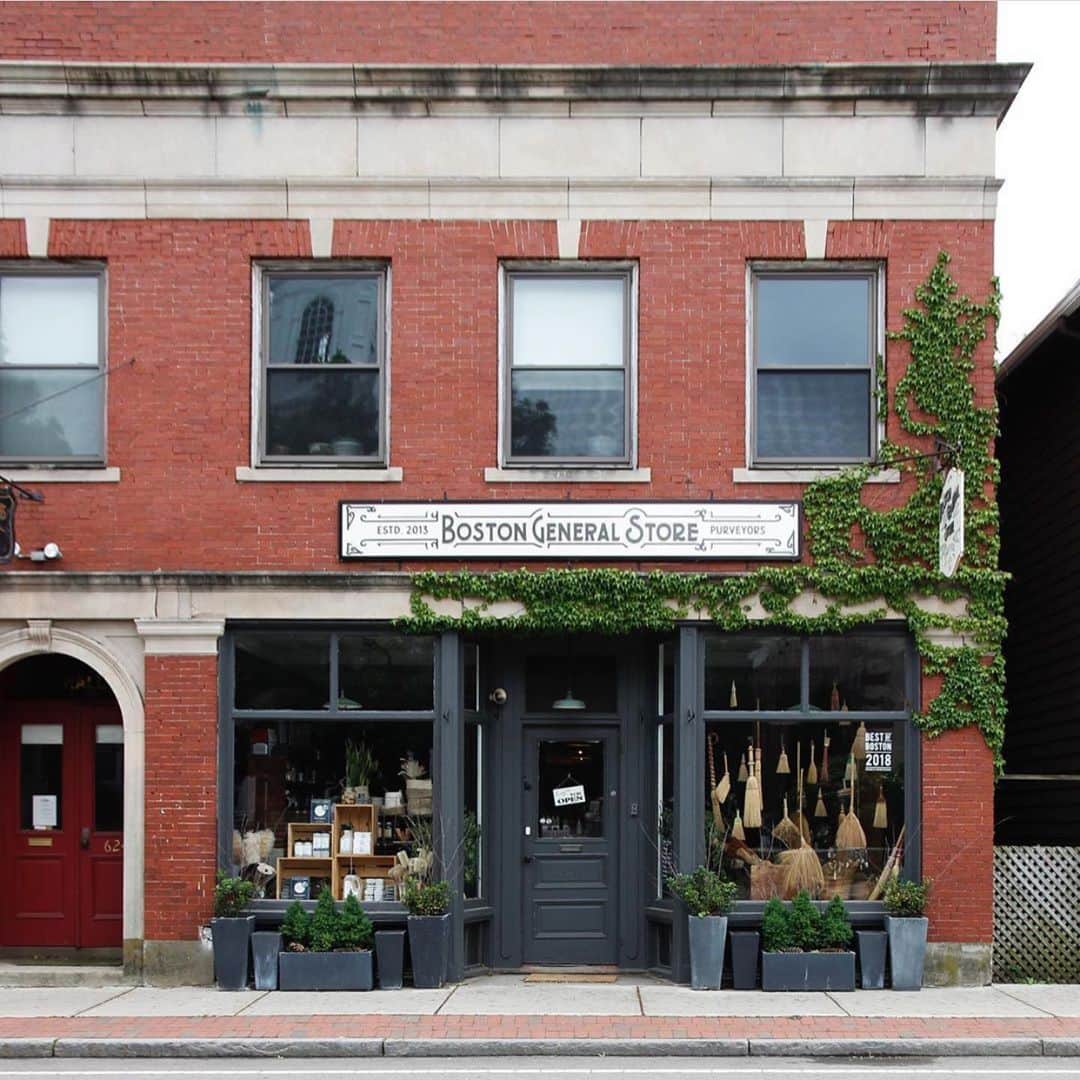 FOLKのインスタグラム：「This summer my friends with brick and mortar shops have really been on my mind. It isn’t easy on a good day to have a shop. Constant big box competition and the ever looming Amazon doesn’t make it easy, but for these shop keepers they’re keeping Main Street alive, they’re supporting their communities, they empowering makers, and they’re just damn good people. This summer while you’re out on road trips or making visits keep those small shops in mind. Skip the TJ Maxx and take a moment to browse the mom and pops. These are a few that I love. 1) @bostongeneralstore 2) @saultnewengland 3) @greenhousemercantile 4) @lineagegoods 5) @seacraftvintage」