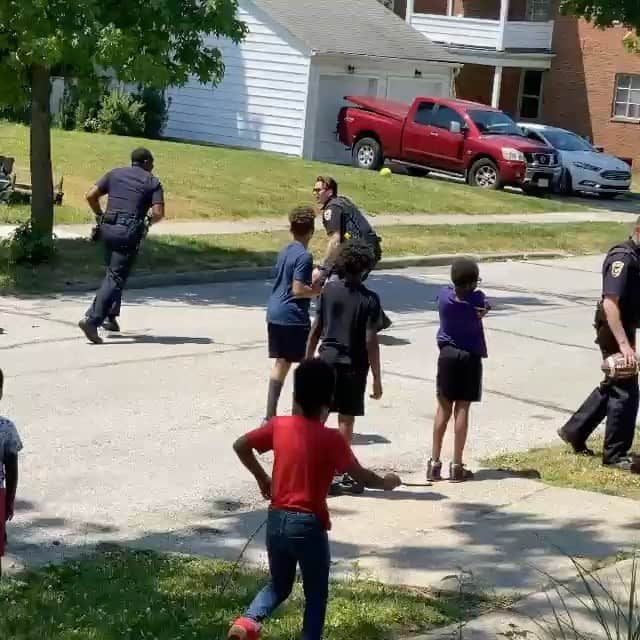 Average Parent Problemsのインスタグラム：「“A #Karen called the police on my kids for playing football in the street. The @shakerpolicedepartment pulled up and joined in on the game. Thank you for letting the kids be kids!” - @just.wendyb // More of this please!」