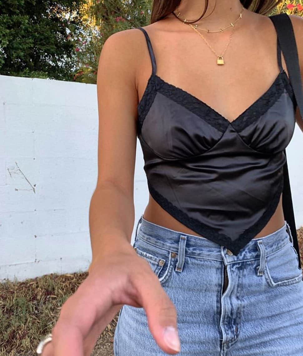 ブルーライフのインスタグラム：「up close and personal 🤍 hunny @jennyhunsaker in the lady boss necklace 💥 tap to shop! #shopplanetblue」