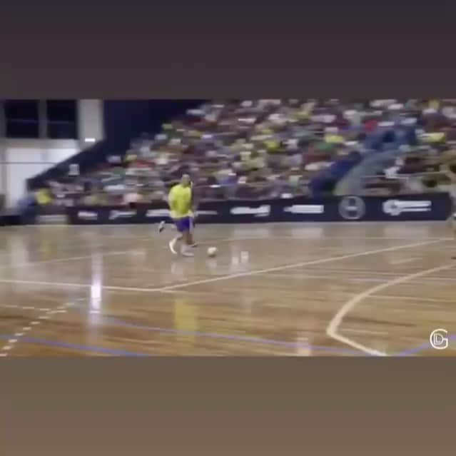 アレッサンドロ・ローザ・ヴィエイラのインスタグラム：「VIDEO- #TBT De alegria, diversão, pessoas, abraços e GOLS DE LAMBRETA 😀🤷🏻‍♂️ Gostam?  E meu amigo @jukanalha tentou tirar o gol! Só tentou...」