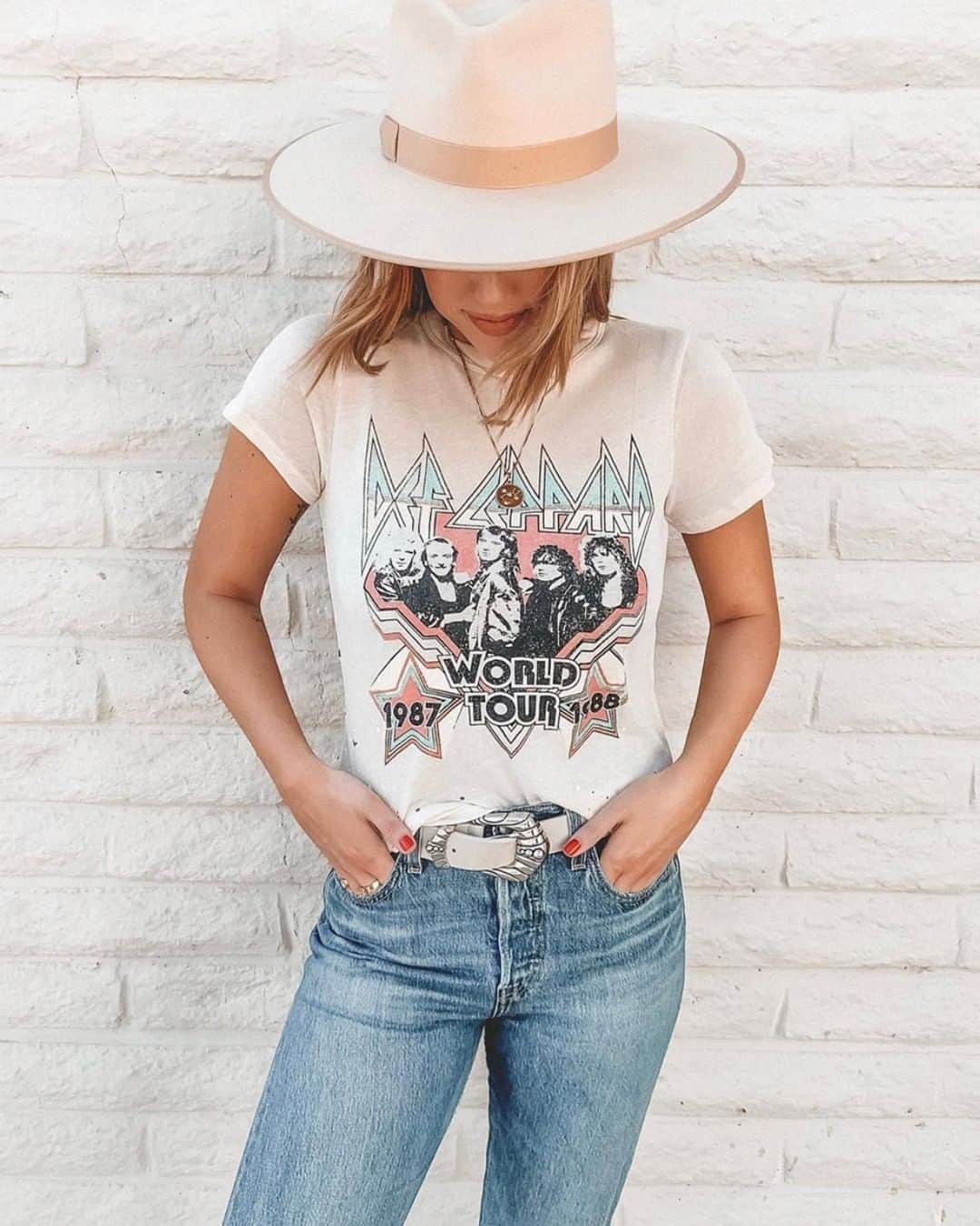 チェイサーのインスタグラム：「one of our favorite combos; wide brim hat, band tee & denim 😍🙌🏼 @sydtemp @swirlboutique」