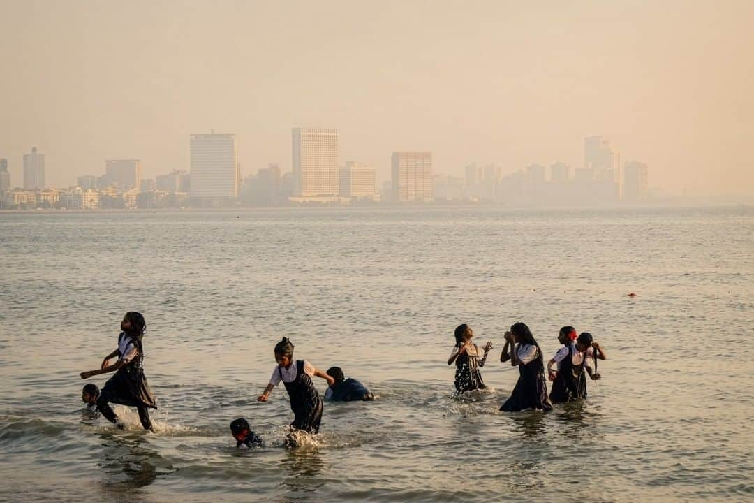 National Geographic Travelさんのインスタグラム写真 - (National Geographic TravelInstagram)「Photo by @francescolastrucci | A moment of joy and serendipity at the end of a long and chaotic day photographing in the megalopolis: schoolgirls playing in Chowpatty Beach at sunset in Mumbai, India.  Follow me @francescolastrucci for more places, daily life, and stories around the world. #india #mumbai #serendipity」6月26日 5時05分 - natgeotravel