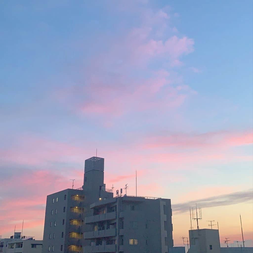 Tomomi Teradaのインスタグラム：「夏の空大好き。行き交う人たちが、わぁ、綺麗だね〜と言って立ち止まって写真を撮る光景も好き☁️」