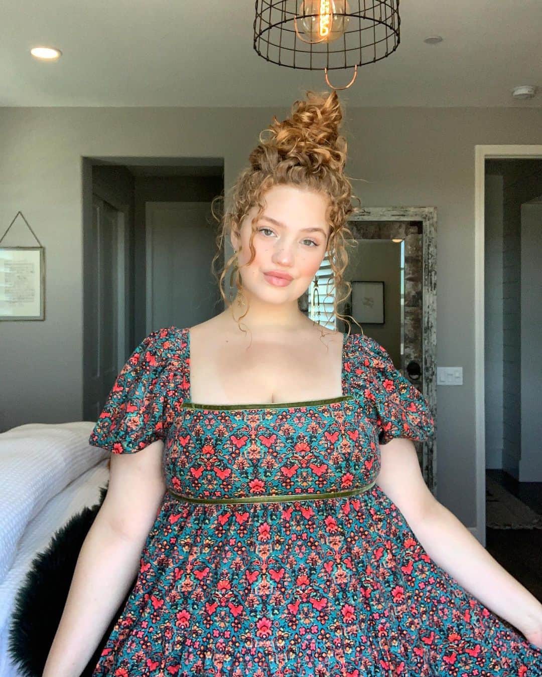 ブリー・キッシュのインスタグラム：「this is my submission to be in the 179th remake of little women 👒」