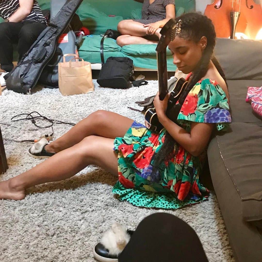 リアン・ラ・ハヴァスさんのインスタグラム写真 - (リアン・ラ・ハヴァスInstagram)「NEW SONG “WEIRD FISHES” IS OUT!! My cover of @radiohead. A video and pics from the day we recorded it almost exactly 1 year ago. Swipe SWIPE!! Love to my band and co🌸」6月26日 5時25分 - liannelahavas
