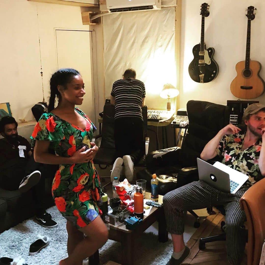 リアン・ラ・ハヴァスさんのインスタグラム写真 - (リアン・ラ・ハヴァスInstagram)「NEW SONG “WEIRD FISHES” IS OUT!! My cover of @radiohead. A video and pics from the day we recorded it almost exactly 1 year ago. Swipe SWIPE!! Love to my band and co🌸」6月26日 5時25分 - liannelahavas