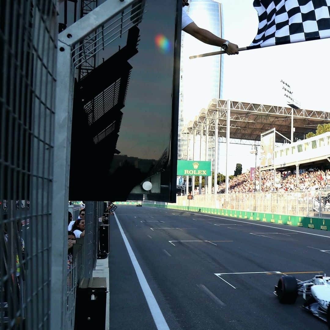 F1さんのインスタグラム写真 - (F1Instagram)「Photo finish, but make it F1 😎📸 . #F1 #Formula1 #OTD #ChequeredFlag」6月26日 5時36分 - f1