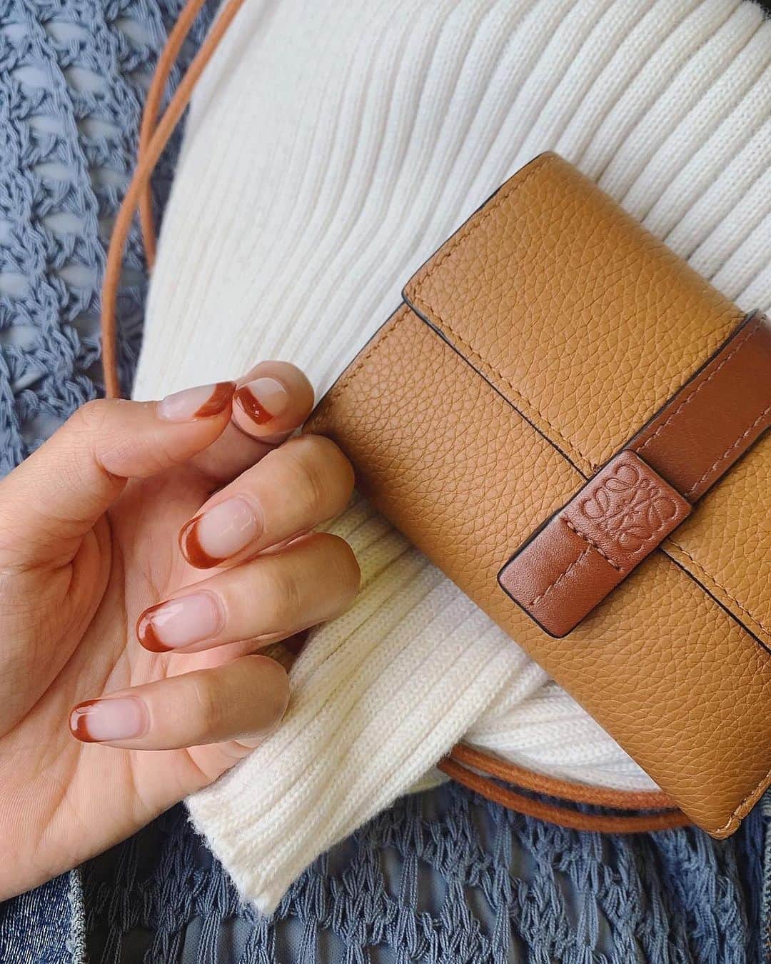 猪鼻ちひろのインスタグラム：「🚅💅 来たよ新潟！ 載せたよネイル(詳しくはブログに) こういう写真を載せると、手相占いをしたくなる方が居るんじゃないか…？と気になるわたしです。足は前回と前々回の。  新潟のみなさまからメッセージもらって嬉しいなぁ、、♡ 意外にたくさん見てくださってる人がいるって知って驚きでした。 新潟にはプロジェクトK(仮)のお仕事で来ました。 みんなにいいものお届けしたいなぁと沸々と… メラメラしています🔥 モノを作るって難しくて楽しいなぁ。 大きな壁が何個も立ちはだかってるけど、、、！ #猪鼻ネイル #ジェルネイル #詳しくはブログに載せました♡」